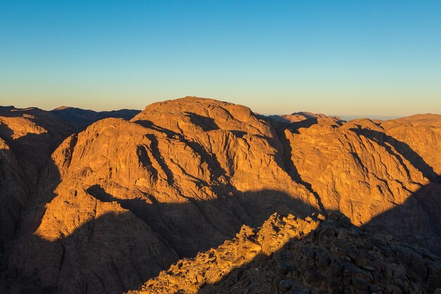 Geweldige zonsopgang op de berg sinaï prachtige dageraad in egypte prachtig uitzicht vanaf de berg