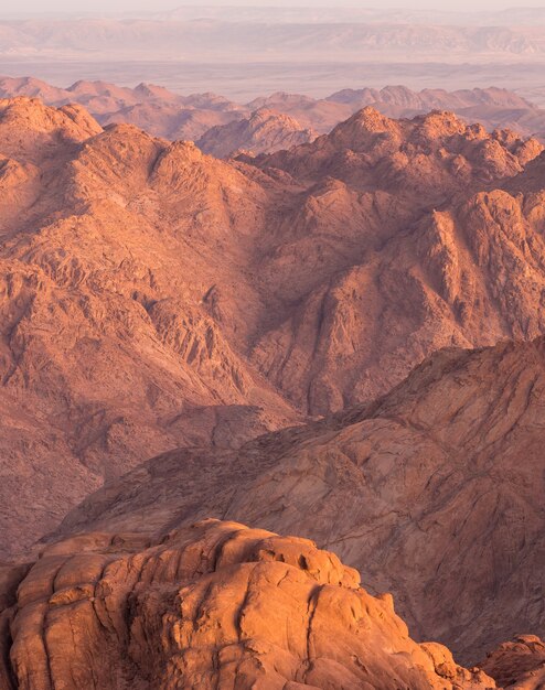 Geweldige zonsopgang op de Sinaï-berg, prachtige dageraad in Egypte, prachtig uitzicht vanaf de berg