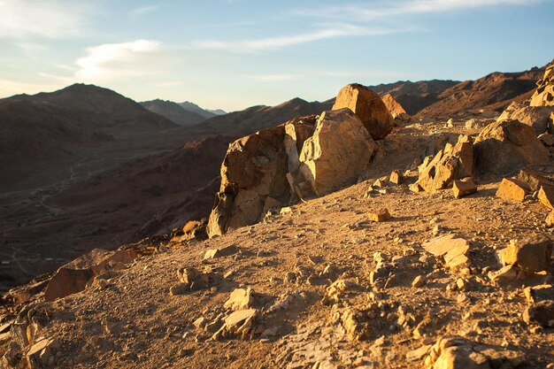 Geweldige zonsopgang op de Sinaï-berg, prachtige dageraad in Egypte, prachtig uitzicht vanaf de berg