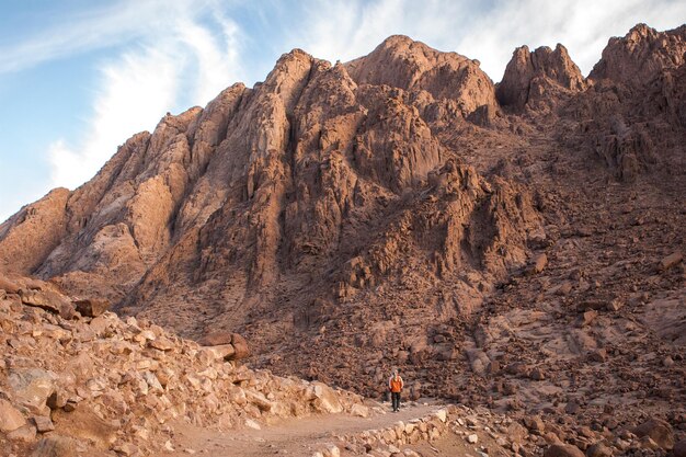 Geweldige zonsopgang op de Sinaï-berg, prachtige dageraad in Egypte, prachtig uitzicht vanaf de berg