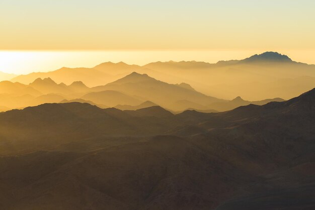 Geweldige zonsopgang op de Sinaï-berg, prachtige dageraad in Egypte, prachtig uitzicht vanaf de berg