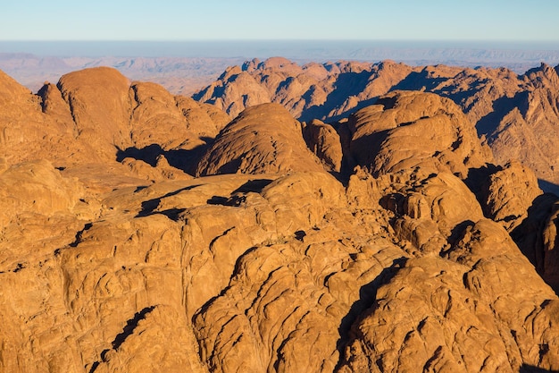 Geweldige zonsopgang op de Sinaï-berg, prachtige dageraad in Egypte, prachtig uitzicht vanaf de berg