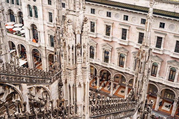 Gewelfde passages en gebeeldhouwde torens van de duomo italië milan