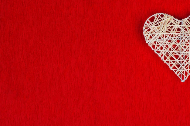 Geweven hart op rood golfpapier