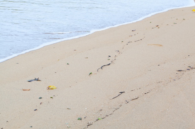 Geweven natte zandstrand achtergrond