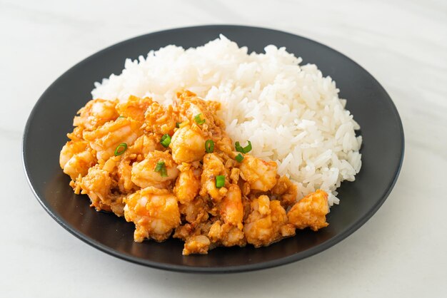 gewokte garnalen met knoflook en garnalenpasta met rijst