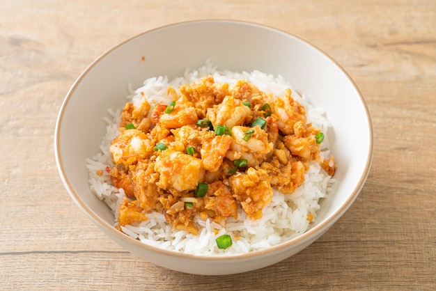 Gewokte garnalen met knoflook en garnalenpasta