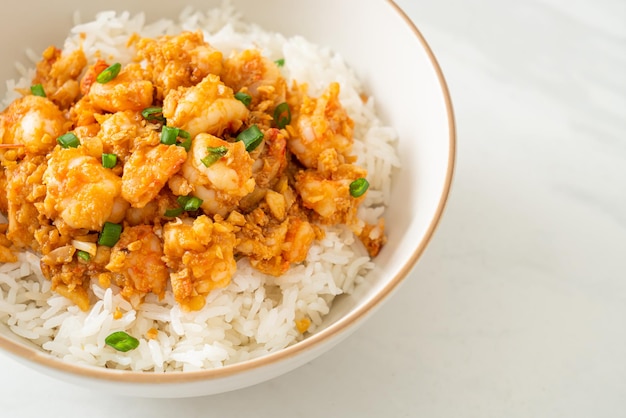 Gewokte garnalen met knoflook en garnalenpasta