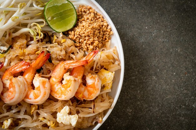 gewokte noedels met garnalen en spruitjes of Pad Thai - Asian food style