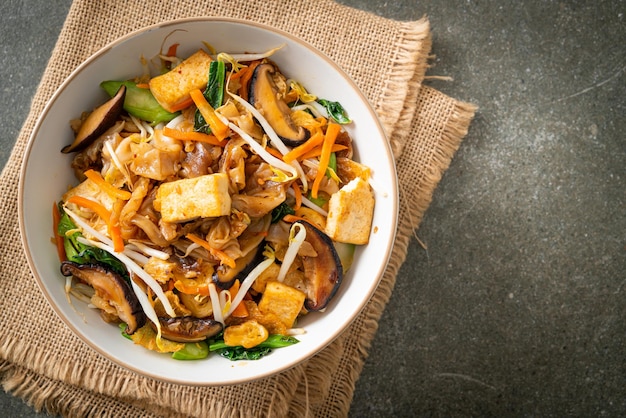 gewokte noedels met tofu en groenten - veganistische en vegetarische eetstijl