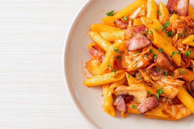 Gewokte penne pasta met kimchi en bacon