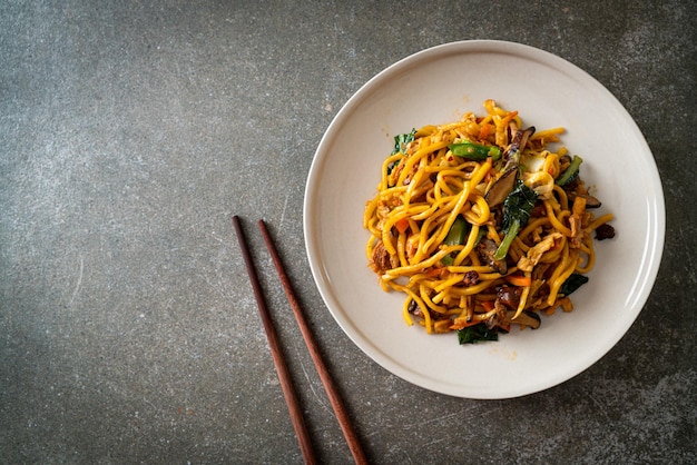 Gewokte yakisoba noedels met groente in vegan style