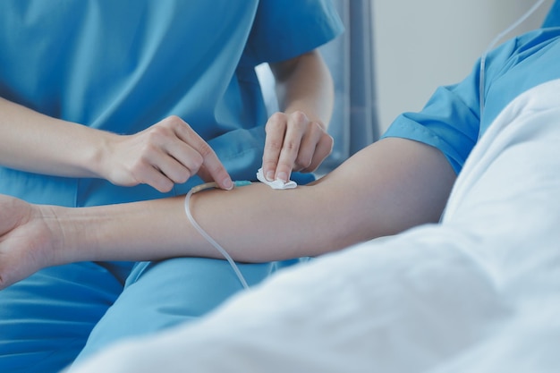 Gewonde patiënt toont arts gebroken pols en arm met verband in ziekenhuiskantoor of spoedeisende hulp Verstuiking stressfractuur of RSI in hand Verpleegkundige helpt klant Eerste hulp