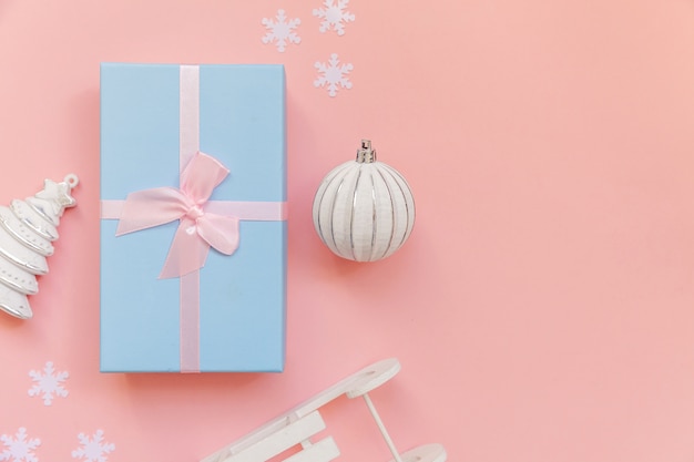 Gewoon minimale samenstelling winter objecten ornament geschenkdoos geïsoleerd op roze achtergrond