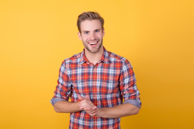 Gewoon voor de lol Sexy ongeschoren man Kleding modetrend Barbershop salon Man in casual shirt Knappe jongen met haren op gezicht Schoonheid standaard Mannequin op gele achtergrond Fashion concept