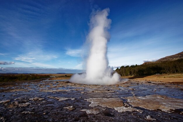 Photo geyser erupting against sky