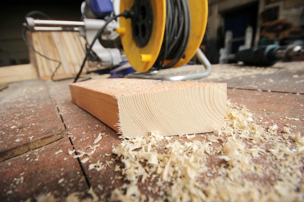 Foto gezaagd hout in de timmerwerkplaats