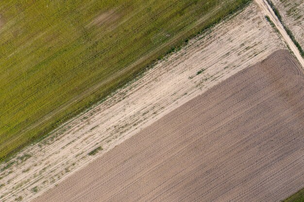 gezaaid agrarisch veldzicht van bovenaf drone-opnamen