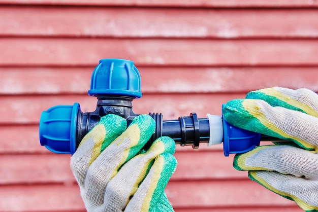 Foto gezamenlijke plastische pijpleiding met gedeelte van hdpe-pijp voor drink- en irrigatiewatervoorziening