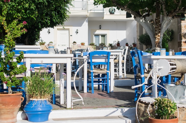 Gezellig café in de buitenlucht in witte en blauwe stijl op kreta