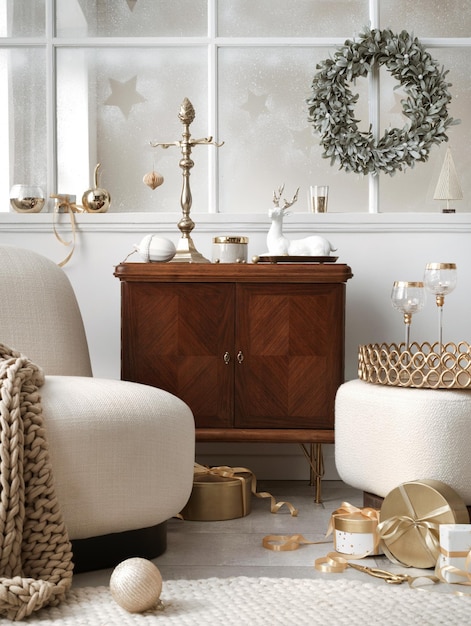 Gezellig en stijlvol kerstwoonkamerinterieur met design fauteuil retro plank