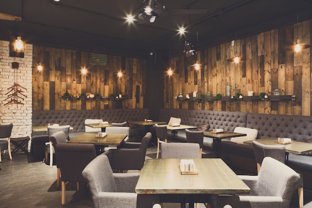 Gezellig houten interieur van restaurant, kopieer ruimte. Comfortabele moderne eetplaats, eigentijdse designachtergrond