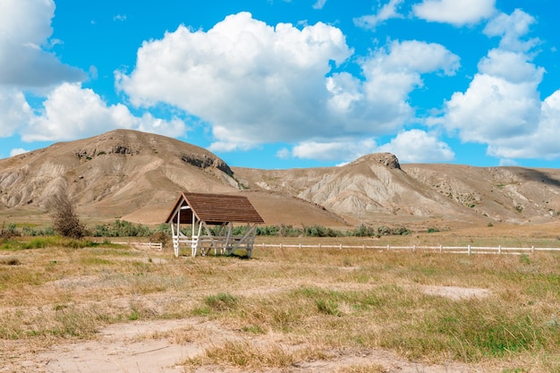 Gezellig houten picknickhuis aan de kust met een prachtig zomers landschap met blauwe lucht Krim