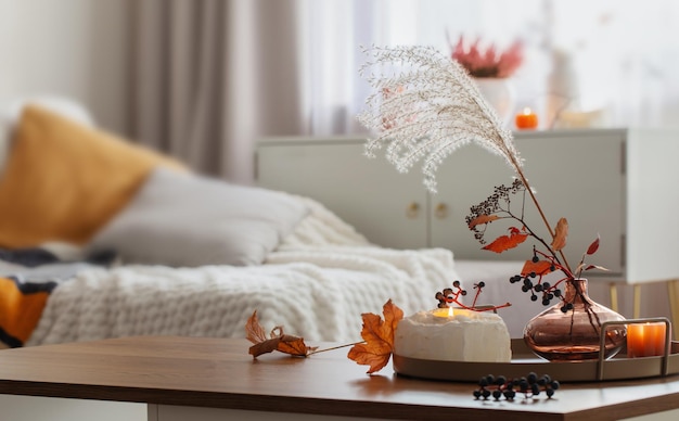 gezellig huisinterieur met herfstdecoratie