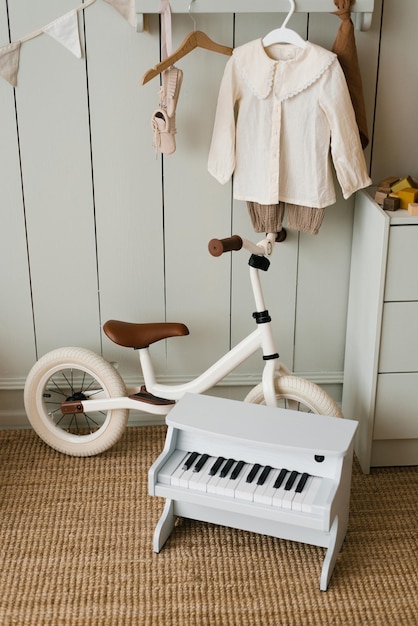 Gezellig interieur van de kinderkamer speelhoek fiets en speelgoedpiano