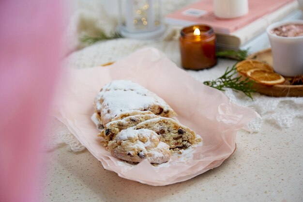 Gezellig kerstbrood traditionele stollen cacao en kaars Feestdagen zoet dessert Feestelijk romantisch ontbijt