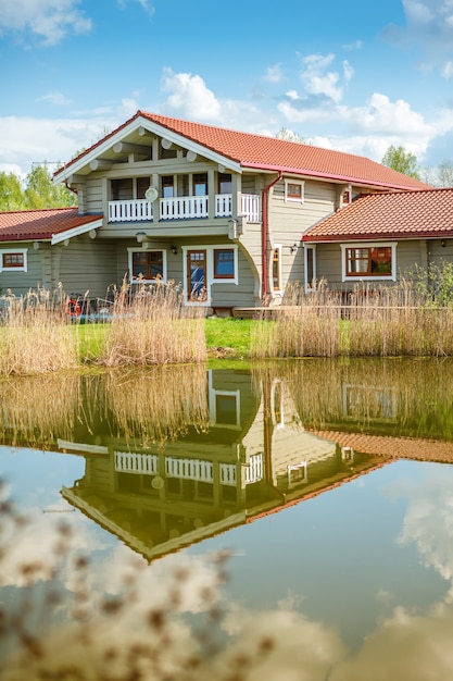 Gezellig landhuis aan de oever van een vijver