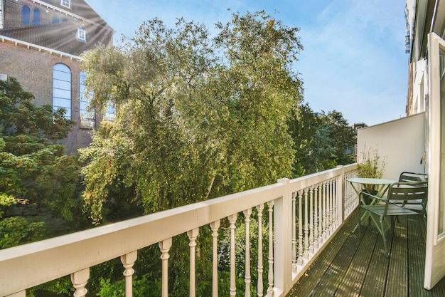 Gezellig lang smal balkon met kleine tafel