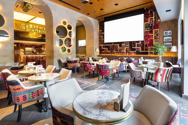 Gezellig modern interieur van restaurant, theehuis met wit projectorscherm