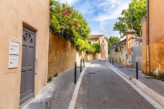 Gezellig straatbeeld met deuren en kleurrijke muren. Traditioneel Zuid-Frankrijk, Italië, Middellandse Zee