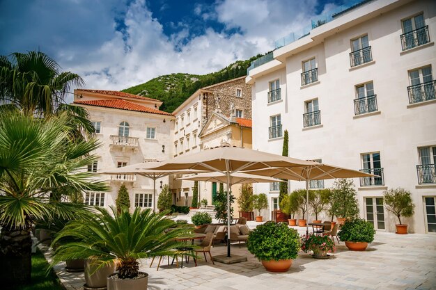 Gezellig terras in de straat van een van de mooiste steden in Perast, Montenegro