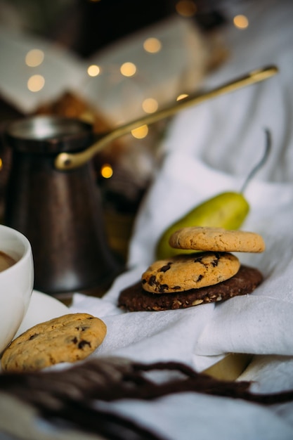 Gezellig thuisweekend arrangement warme slaapkamerdecoratie met koffiewollen deken