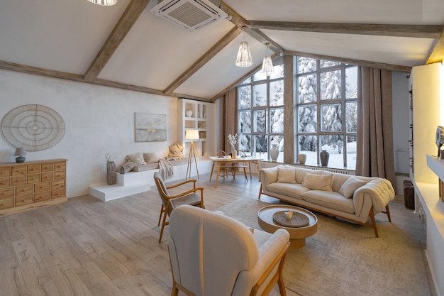 Gezellig warm interieur van een chique landchalet met een enorm panoramisch raam met uitzicht op het winterbos open houtdecoratie warme kleuren en een familiehaard