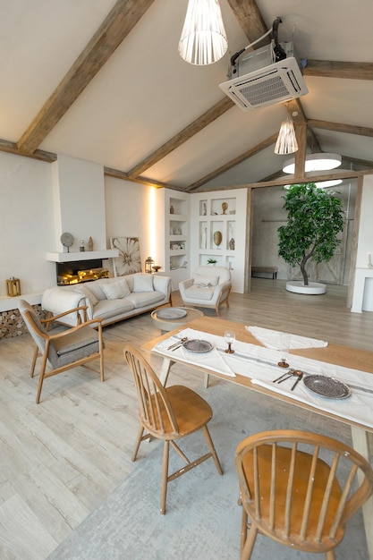 Gezellig warm interieur van een chique landhuis met een open houtafwerking, warme kleuren en een familiehaard