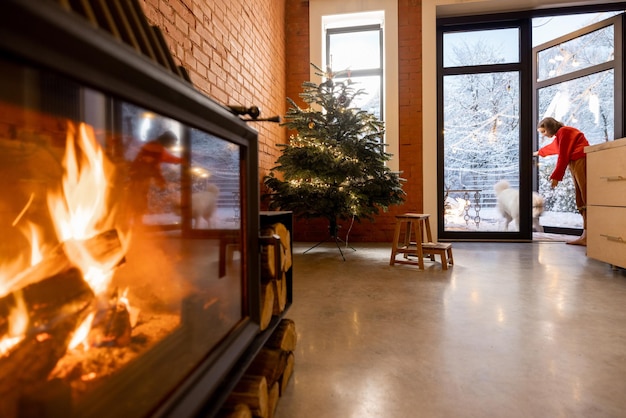 Gezellig woonkamerinterieur met kerstboom en open haard