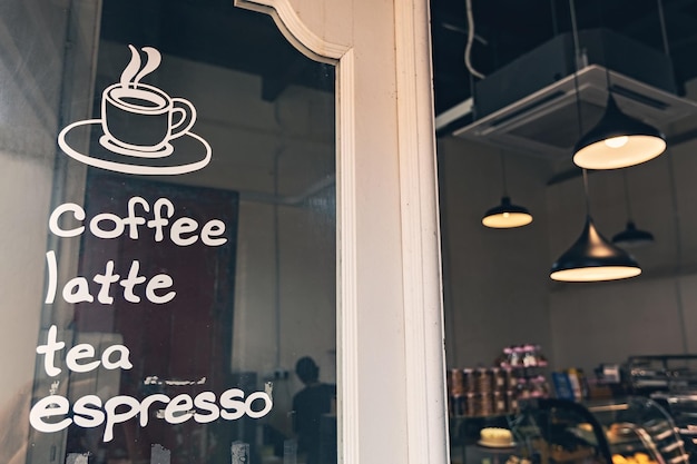 Gezellige coffeeshop toegangsdeur met koffiemenu geschreven op het glas