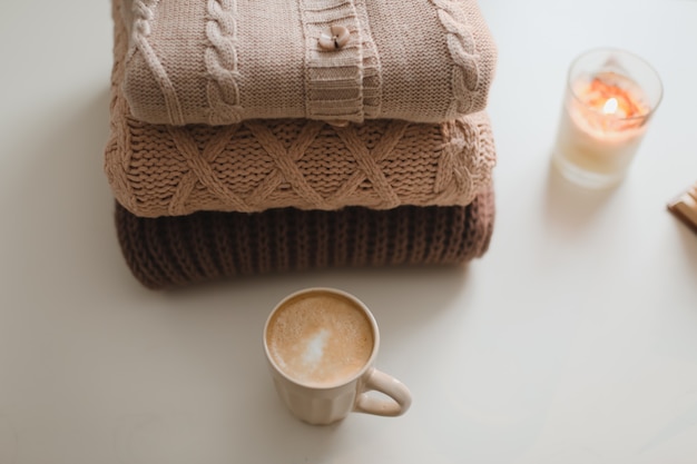Foto gezellige comfortabele hygge huiselijke sfeer en stilleven met een kopje kaars en truien