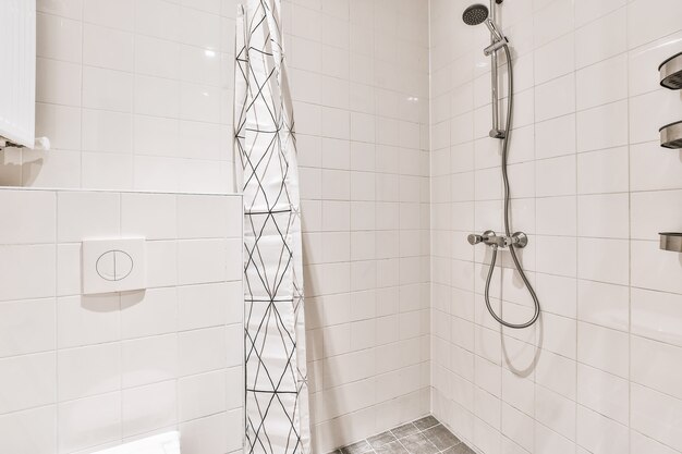 Gezellige douche hoog design in prachtige badkamer