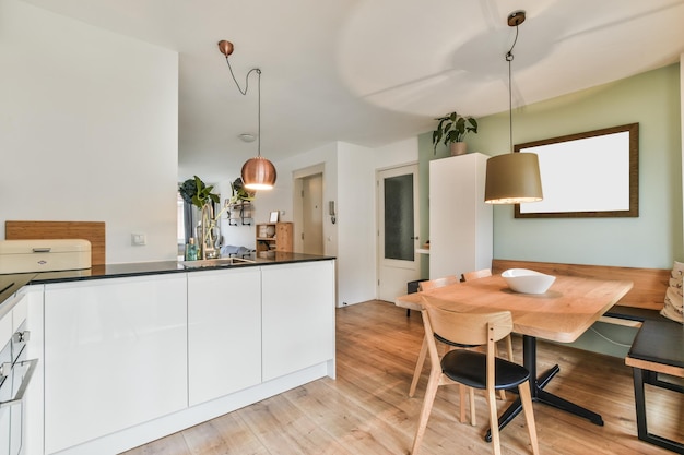 Gezellige eetkamer van een modern appartement