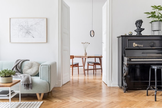 Gezellige en creatieve compositie van stijlvol woonkamer interieur met groene sofa houten meubels piano en accessoires.