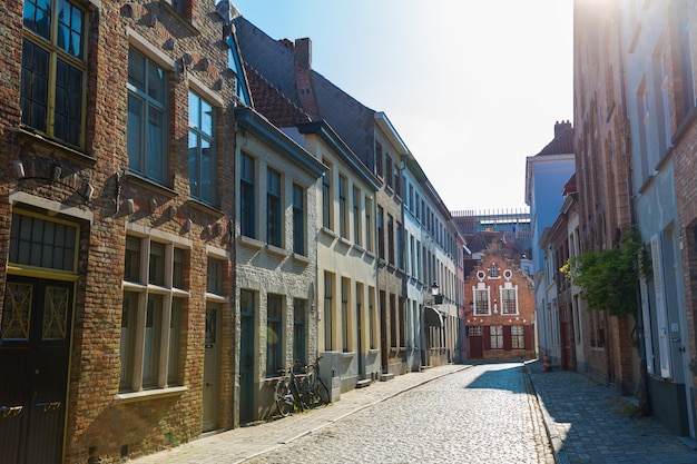 Gezellige gebouwen, straat in oude provinciale Europese stad.