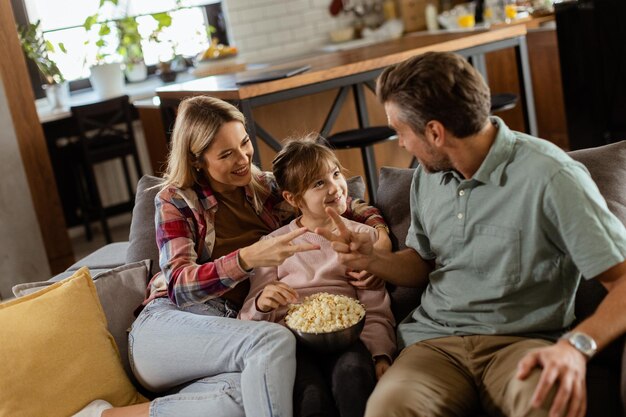 Gezellige gezinstijd met gelach en popcorn op een ontspannen avond