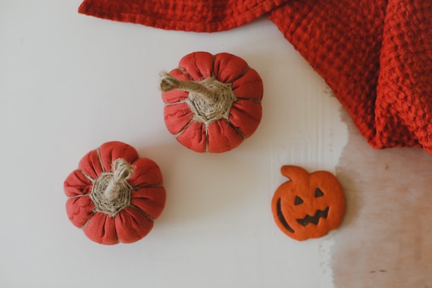 Gezellige handgemaakte stoffen pompoenen en Halloween peperkoekkoekjes bovenaanzicht