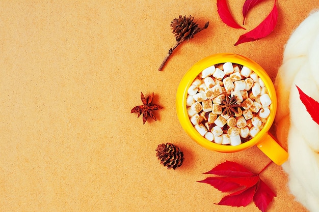 Gezellige herfst concept met gele kopje cacao met marshmallow