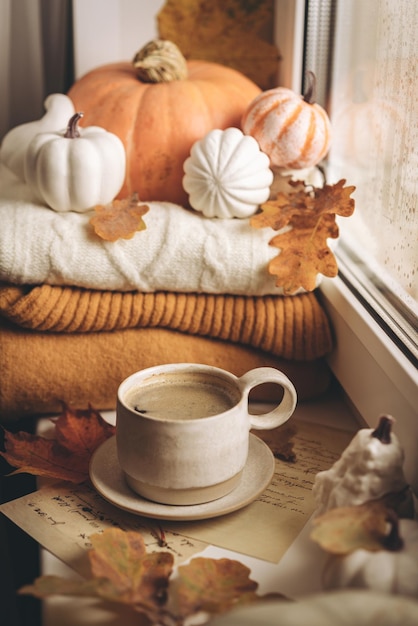 Gezellige herfstochtend stillevenscène dampende kop warme koffie bij het raam herfst Thanksgiving co