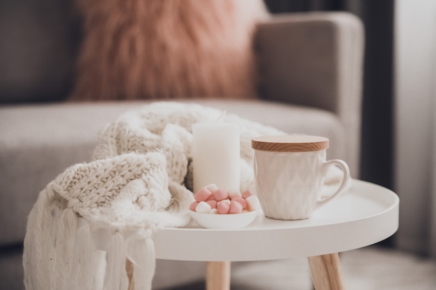 Foto gezellige huisdecoraties in het interieur met breiwerk en kopje thee in de woonkamer